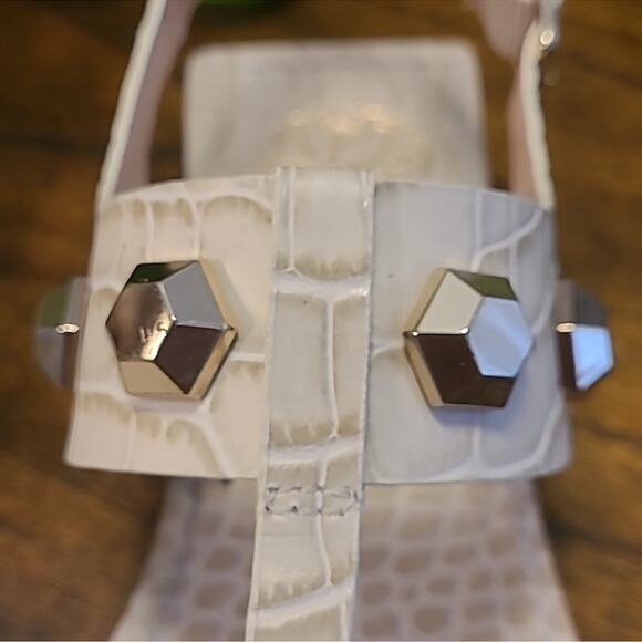 Vince Camuto Dailette Flat Sandal Size 8.5 Taupe Leather T-Strap Toe-Ring New - Picture 9 of 12